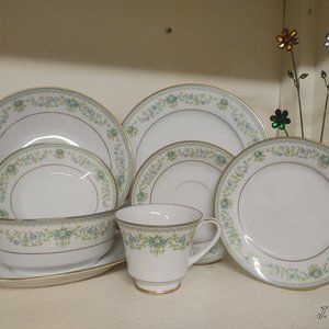 Noritake Spring Meadow 2484 Set